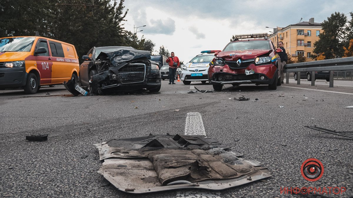 В Днепре на Слобожанском проспекте столкнулись Audi, Renault и Volkswagen: видео момента ДТП