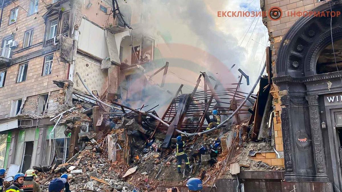 Спасатели в Запорожье достают тела погибших из-под обломков разрушенных домов