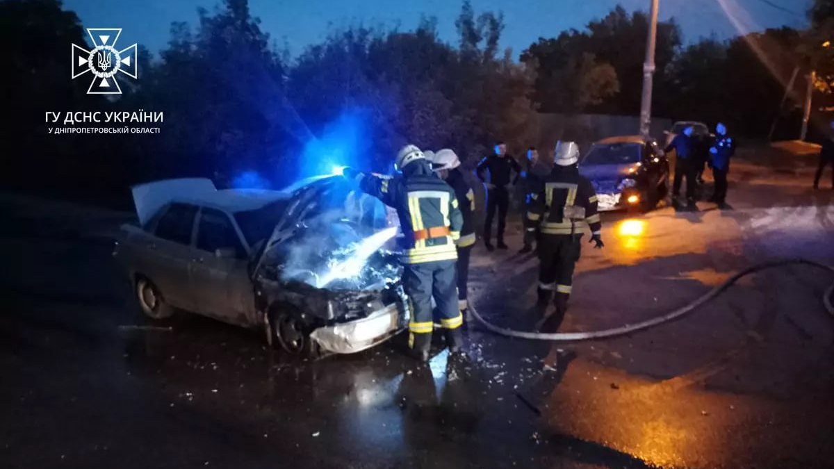 В Днепре на Андрейченка ВАЗ столкнулся с Volkswagen и загорелся