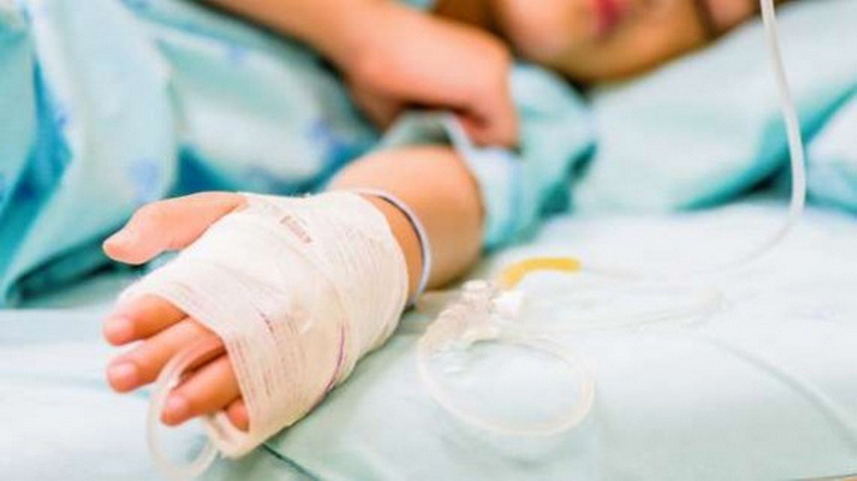 Травматическая ампутация конечностей: в Днепре спасают 6-летнюю девочку, попавшую под обстрелы в Никополе