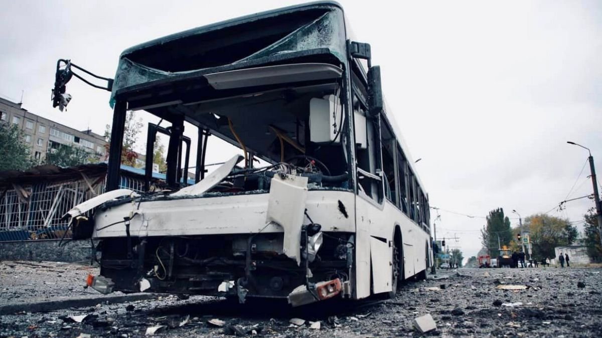 В Днепре во время ракетного удара 10 октября пострадал водитель автобуса: нужна помощь