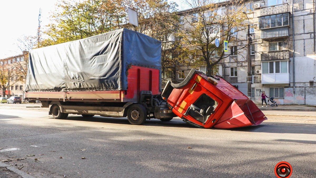 В Днепре на Ивана Мазепы в фуры упала кабина при торможении: пострадал водитель