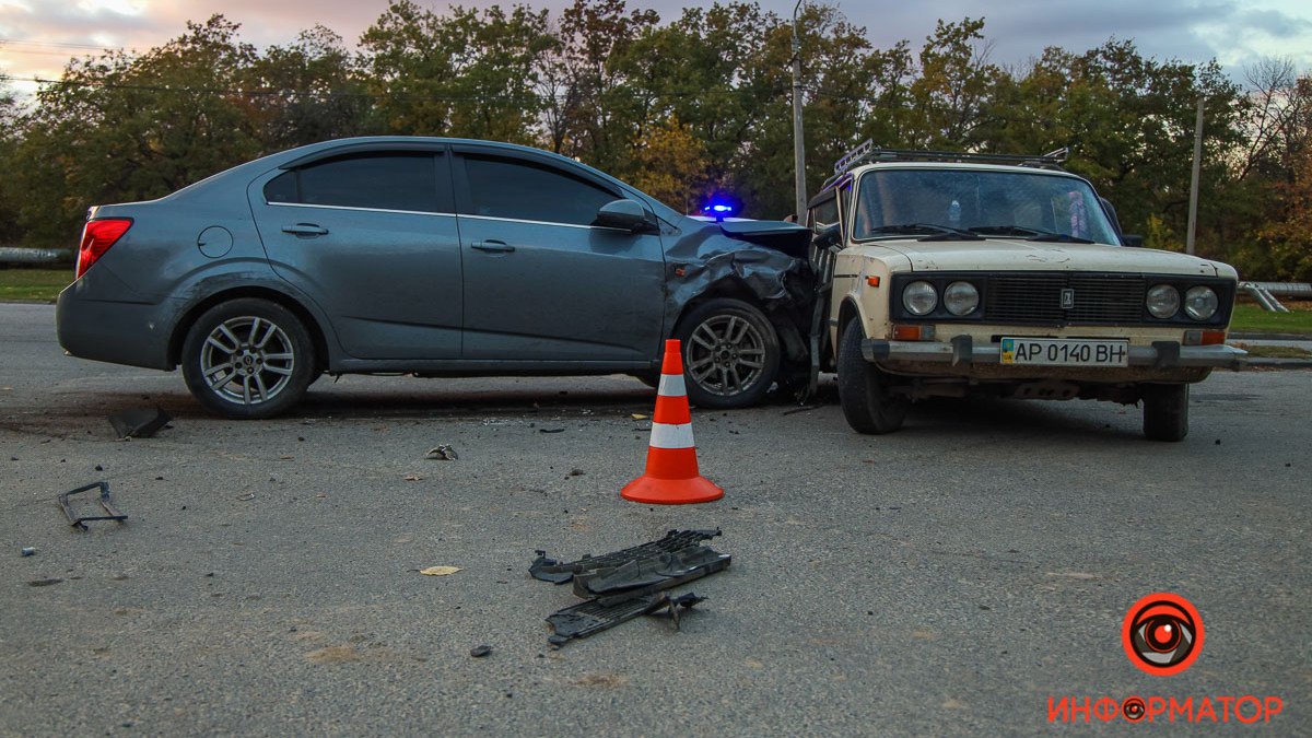 У Дніпрі на Космічній Chevrolet врізався в ВАЗ та пошкодив ще два авто: подробиці від поліції