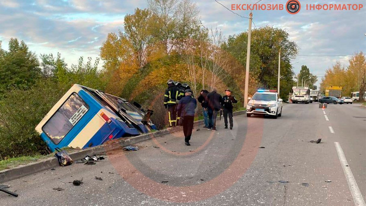 Автобус "Дніпро - Кам'янське" зіткнувся з Kia: відео моменту