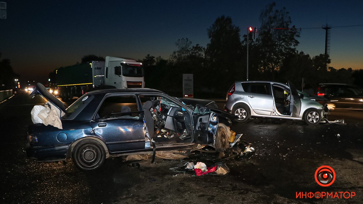 В Днепре на Криворожском шоссе столкнулись Ford и Renault: погиб мужчина, несколько человек пострадали