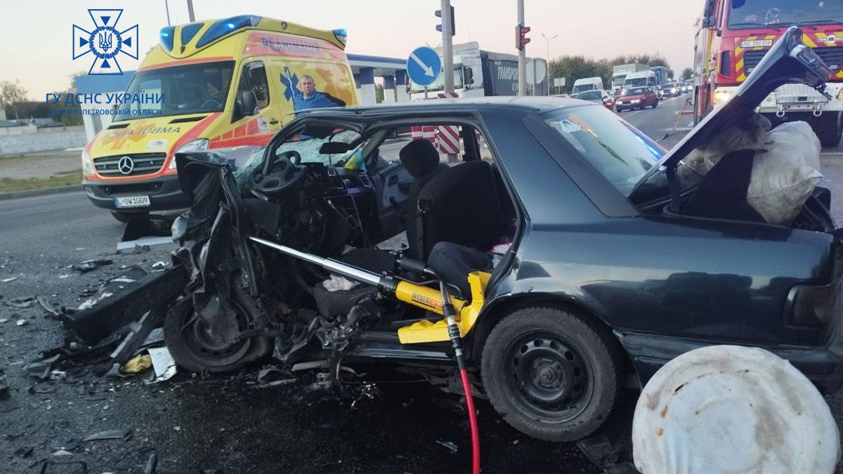 У Дніпрі на Криворізькому шосе зіштовхнулись Ford та Renault: подробиці від рятувальників