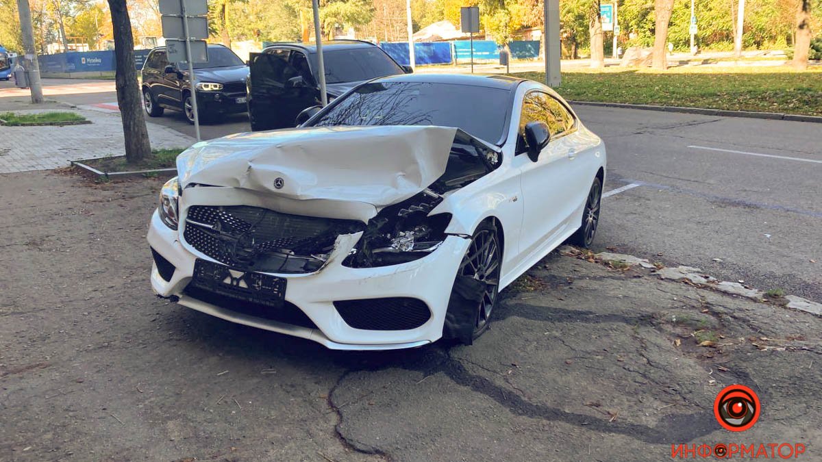 В Днепре на Дмитрия Яворницкого стоит разбитый Mercedes премиум класса: что произошло