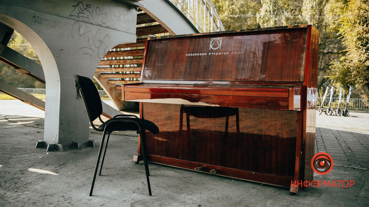 Подарок для любимой: история фортепиано под мостом на Монастырский остров