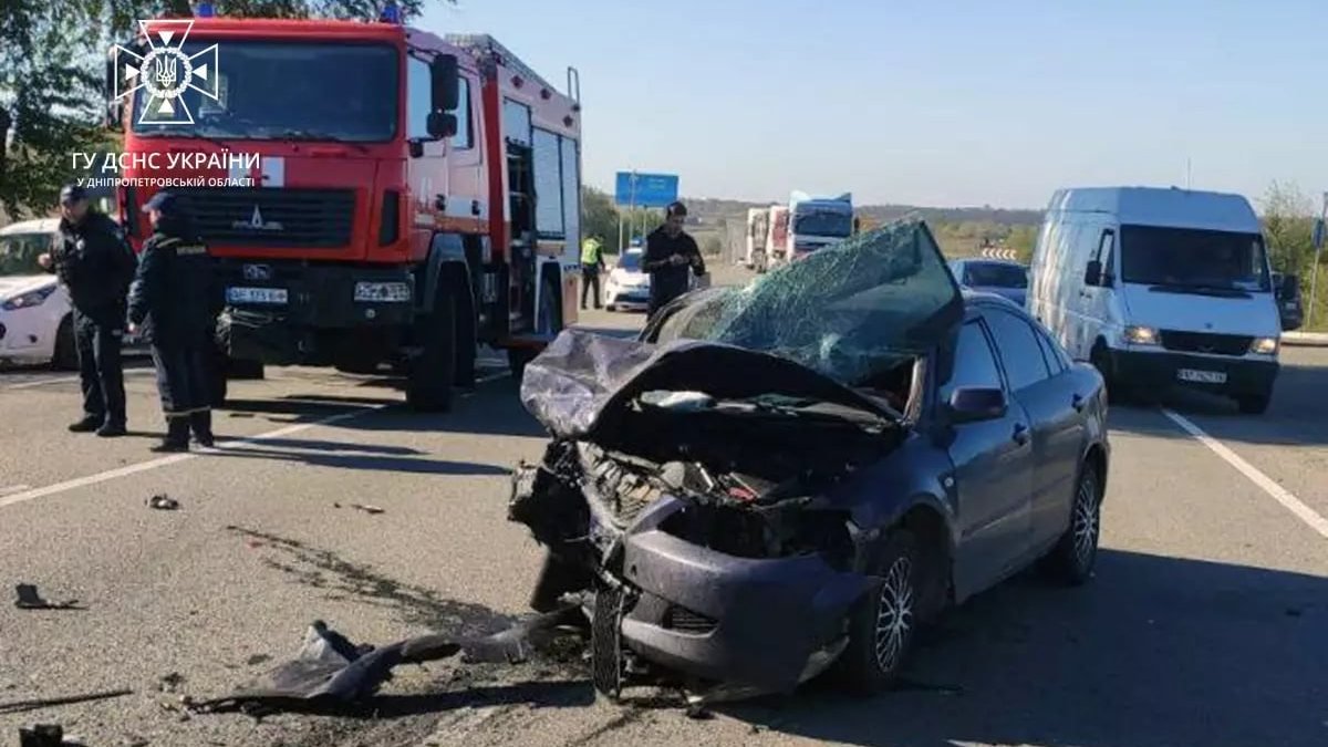 В Дніпропетровській області на трасі зіштовхнулися два ВАЗ та Mazda: одна жінка загинула, постраждали три дитини та двоє дорослих