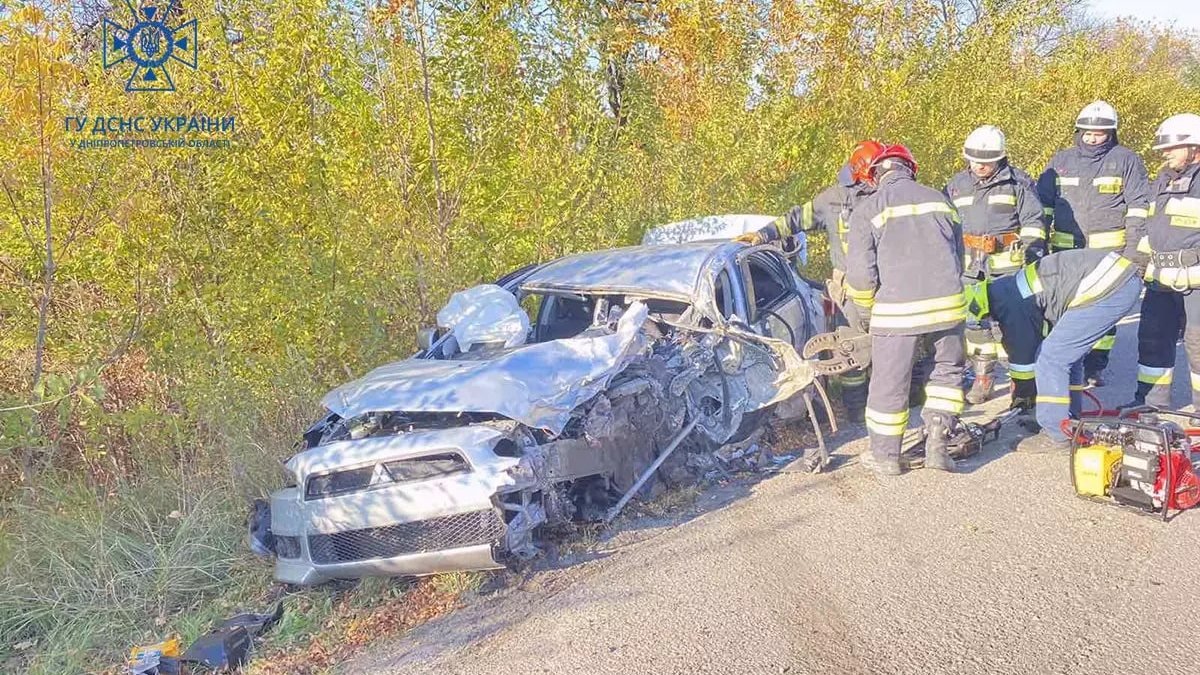 В Дніпропетровській області на трасі зіштовхнулися Mitsubishi та Volkswagen: подробиці від рятувальників
