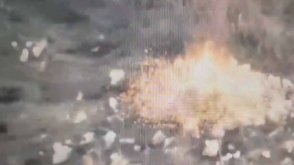 «Яка сумна новина»: бійці тероборони Дніпра показали відео зі знищенням ворожого танку Т-80БВ
