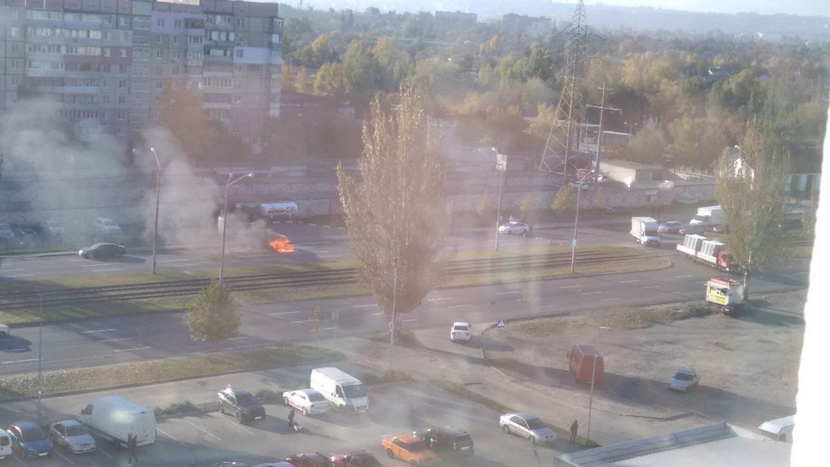 У Дніпрі на Донецькому шосе згоріла автівка
