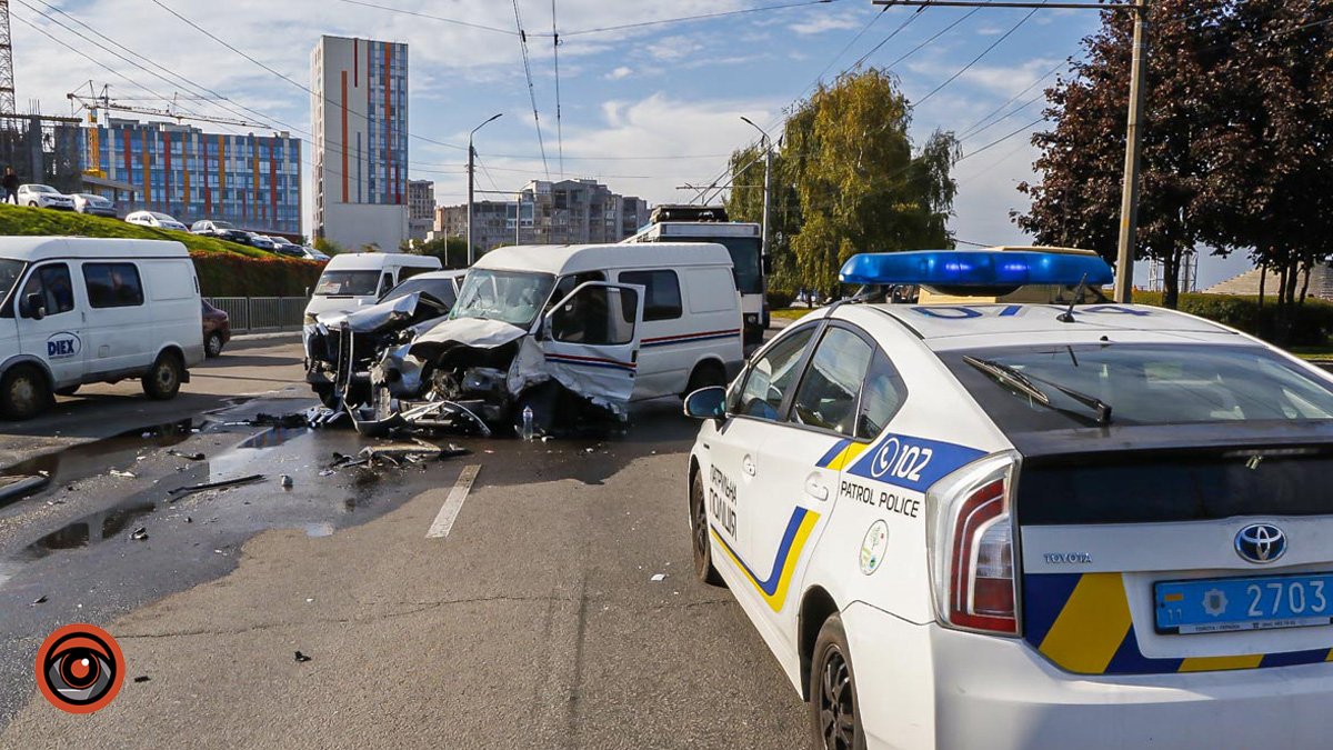 У Дніпрі на Січеславській Набережній біля АЗС ЮКОН зіштовхнулись “ГАЗель”, Toyota та Renault: є постраждалі