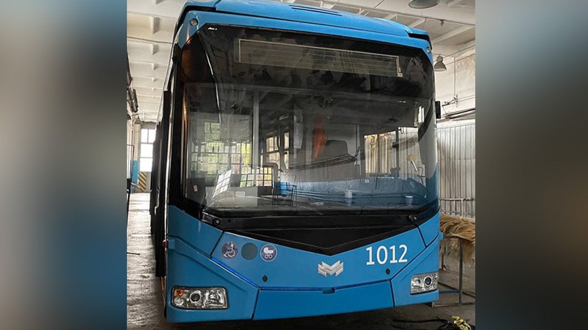 В Днепре быстро отремонтировали троллейбус №6, пострадавший от вражеского удара
