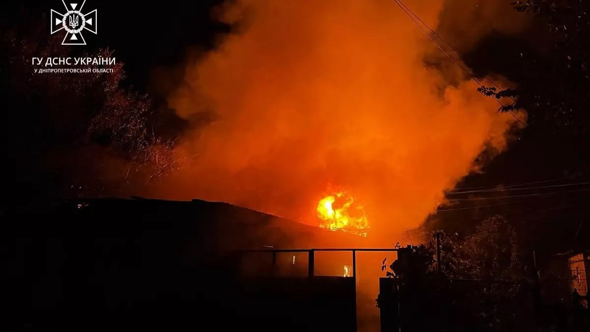 В Днепре на Электрической сгорел гараж с Fiat внутри: огонь перекинулся на соседние постройки