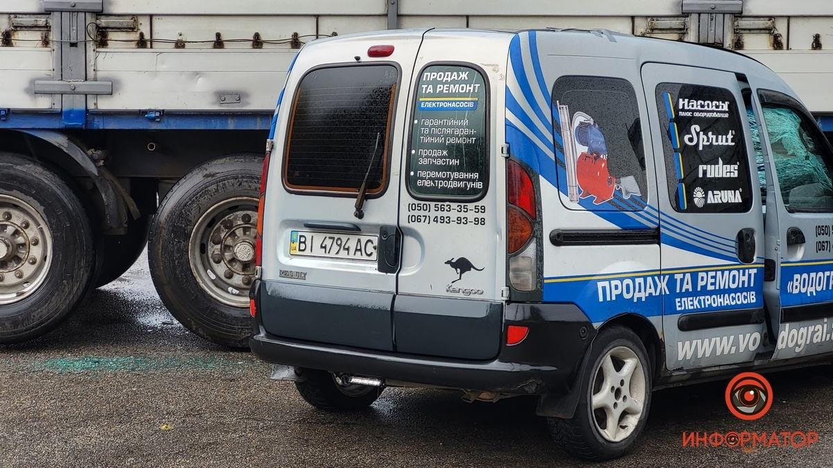 У Дніпрі на Січеславській Набережній Renault влетів у фуру: двоє постраждалих