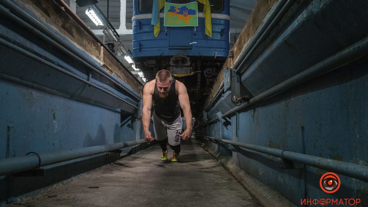 Тягнув шиєю 32,5 тони: дніпровський спортсмен встановив рекорд Гіннеса на підтримку ЗСУ