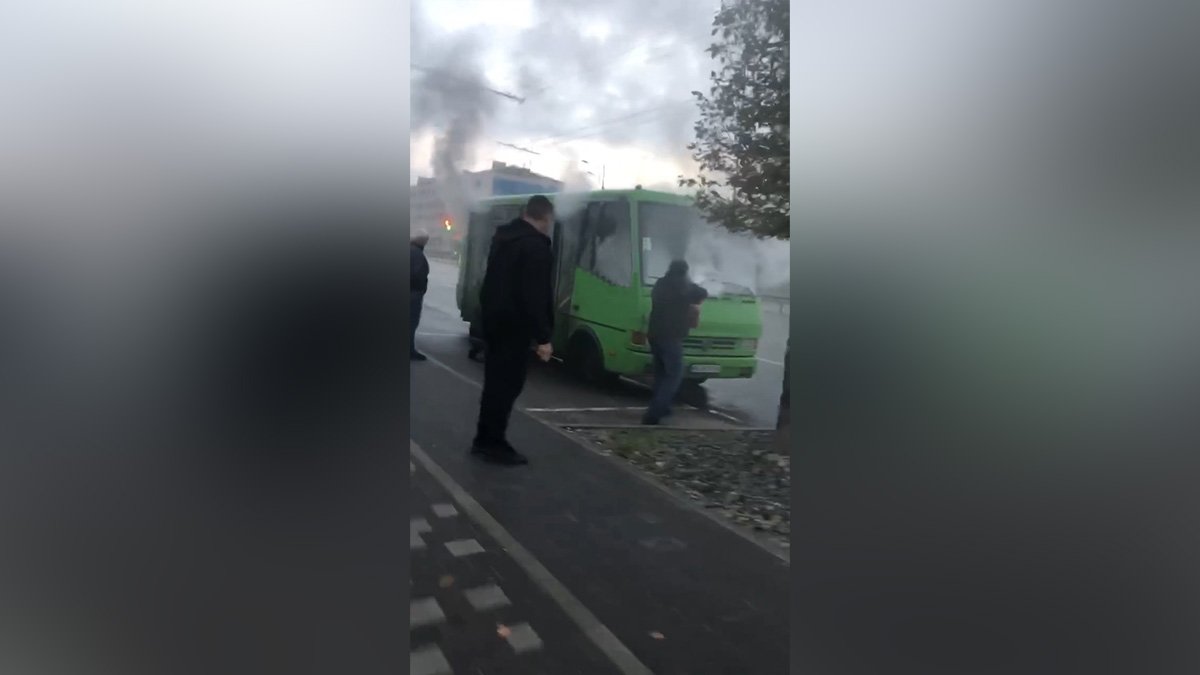 У Дніпрі на Слобожанському проспекті під час руху загорівся автобус №136