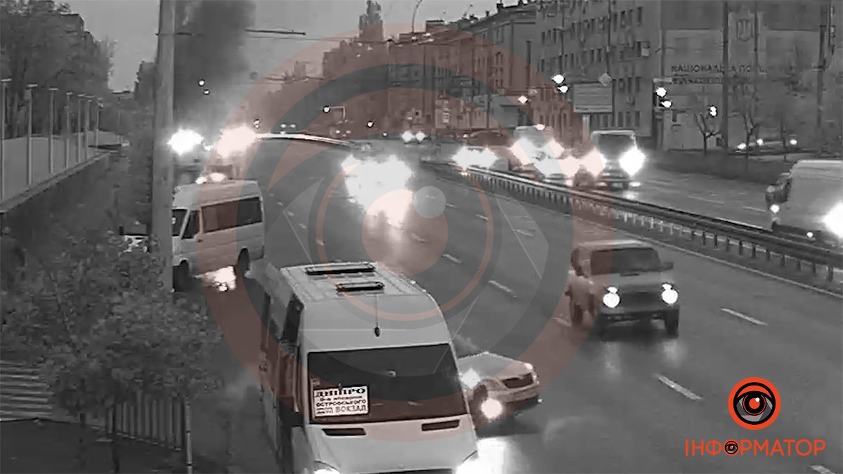 В Днепре по Слобожанскому проспекту на ходу загорелся автобус №136: видео момента