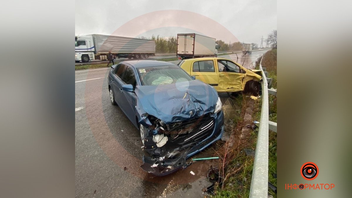 На трасі з Дніпра до Запоріжжя зіштовхнулись Hyundai та Peugeot: постраждали двоє людей