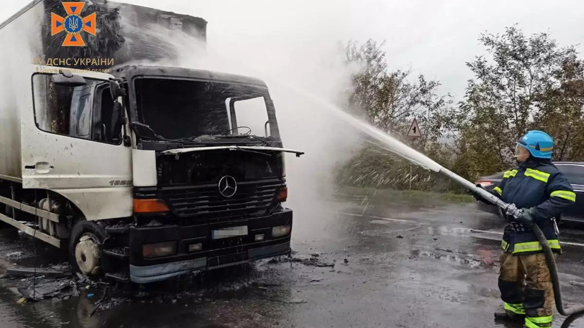 У Дніпропетровській області палала вантажівка Mercedes