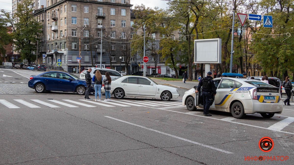 У Дніпрі на проспекті Яворницького зіштовхнулись Chevrolet та Mercedes: відео моменту