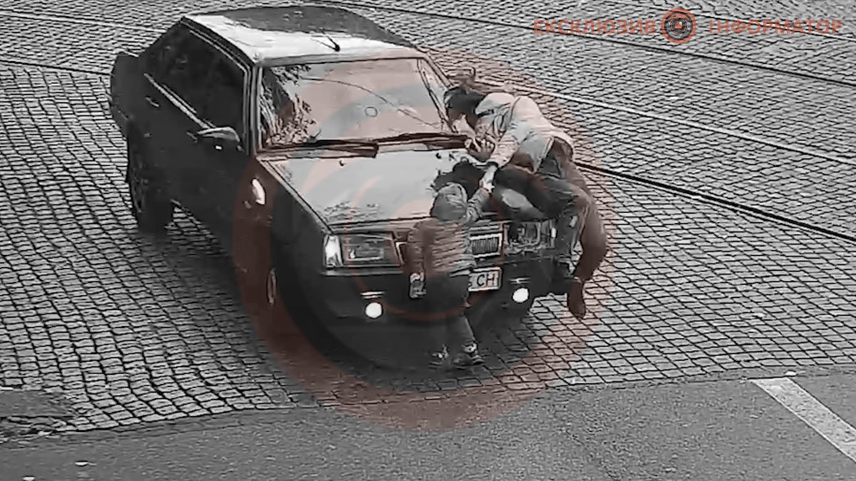 У Дніпрі на Гагаріна ВАЗ збив дівчину з дитиною: відео моменту ДТП