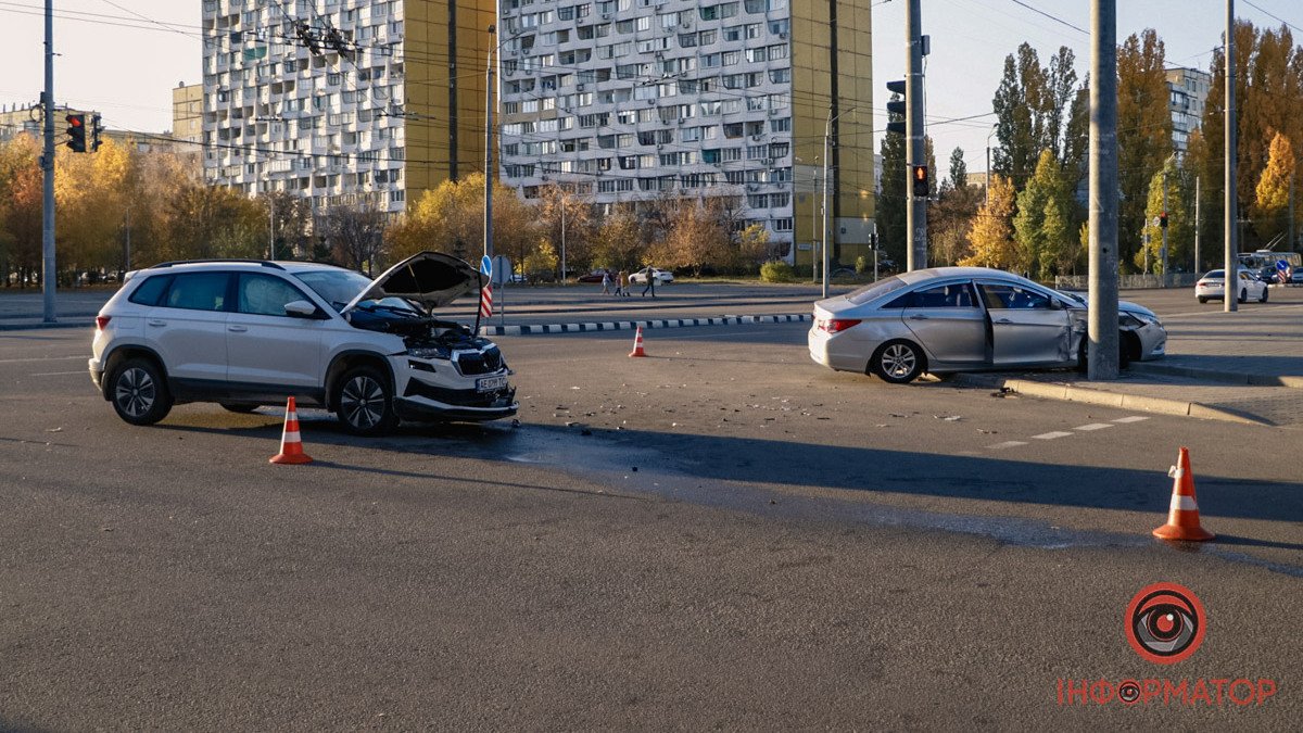 В Дніпрі на бульварі Слави зіштовхнулися Skoda та Hyundai: відео моменту