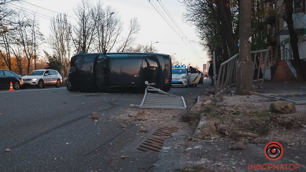 В Днепре на Сичеславской Набережной BMW врезался в забор и перевернулся