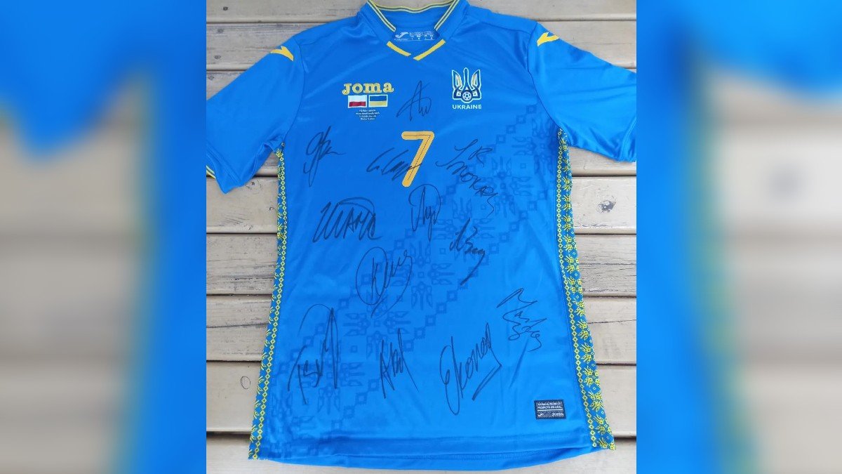 Фанаты "Днепра" разыгрывают футболку Ярмоленко с автографами игроков сборной Украины