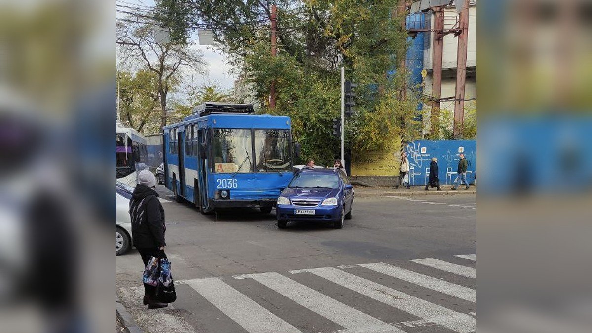 У Дніпрі на Яворницького тролейбус врізався у Chevrolet: відео моменту