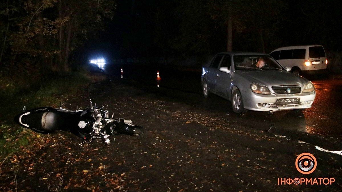 В Днепре на проспекте Труда мотоциклист столкнулся с Geely: пострадал водитель двухколесного