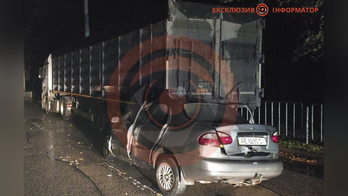 В Днепре на Слобожанском проспекте Daewoo врезался в грузовик: пострадавшего водителя легковушки доставали спасатели