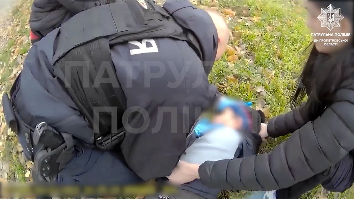 У Дніпрі на Калиновій патрульні допомогли трирічному хлопчику, в якого стався судомний напад: відео з боді-камери