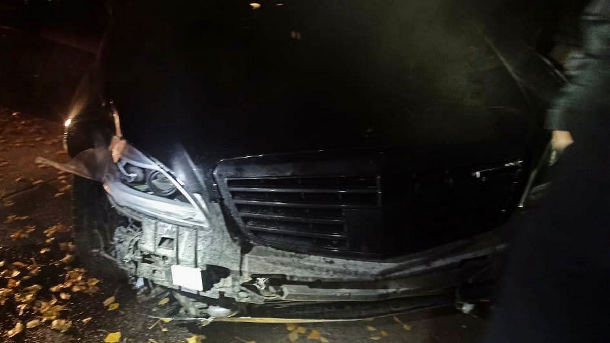У Дніпрі на Барикадній водій Mercedes намагався задавити двох чоловіків