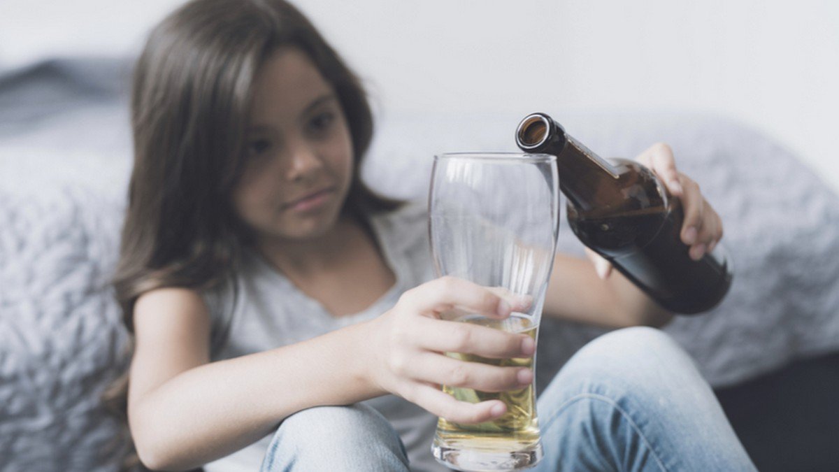 Попала в реанимацию: в Днепре 12-летняя девочка отравилась алкоголем