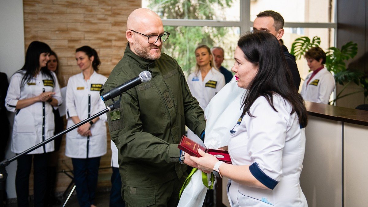 Министр здравоохранения Украины наградил медработников в больнице имени Мечникова в Днепре