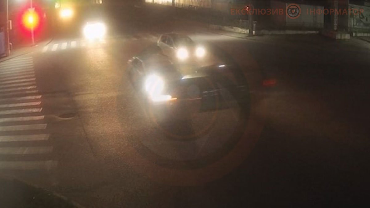 В Днепре на Донецком Шоссе Mitsubishi столкнулся с Renault и опрокинулся: видео момента