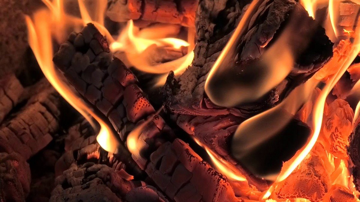 В Днепропетровской области двое детей топили печку и чуть не сгорели
