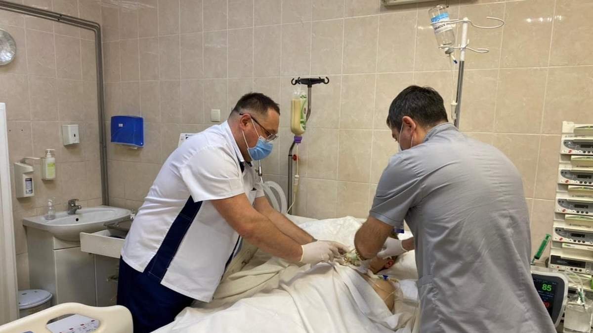 Один - лишился ноги: в Днепре спасают братьев, пострадавших от удара "Шахедов" по "Новой почте"