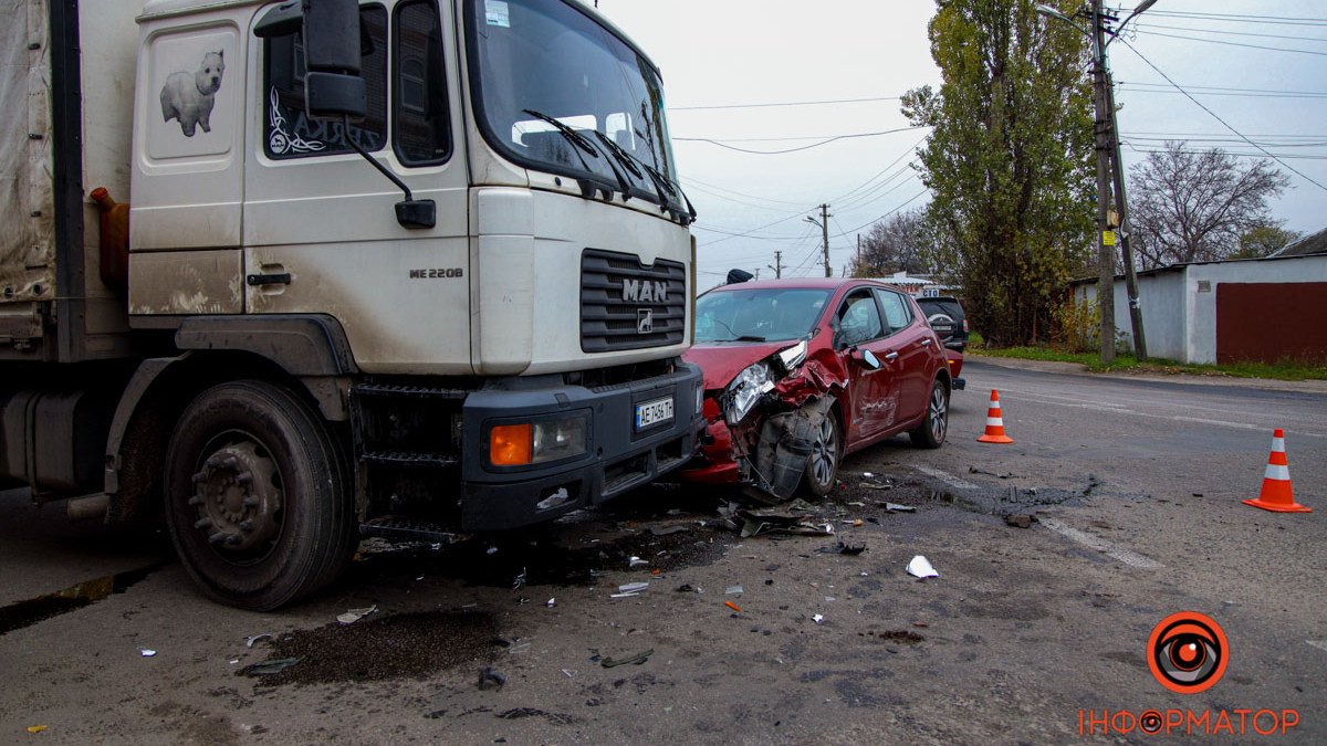 В Днепре на Янтарной столкнулись Jeep, Nissan и грузовик Man: видео момента ДТП