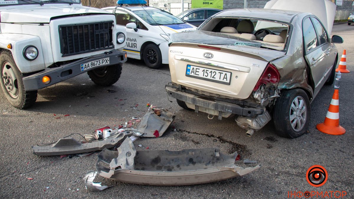 В Днепре на Набережной Заводской столкнулись Kia, ВАЗ и ГАЗ: образовалась пробка