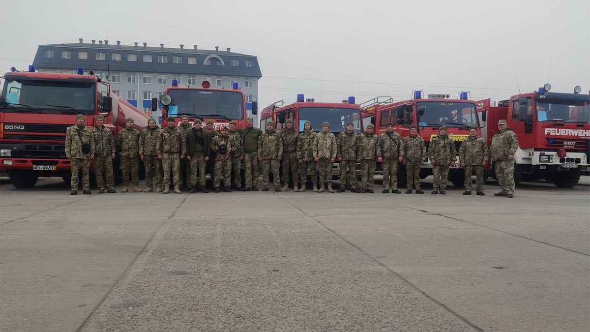 Вместе к победе! АТБ передала украинским защитникам еще 24 автомобиля специального назначения