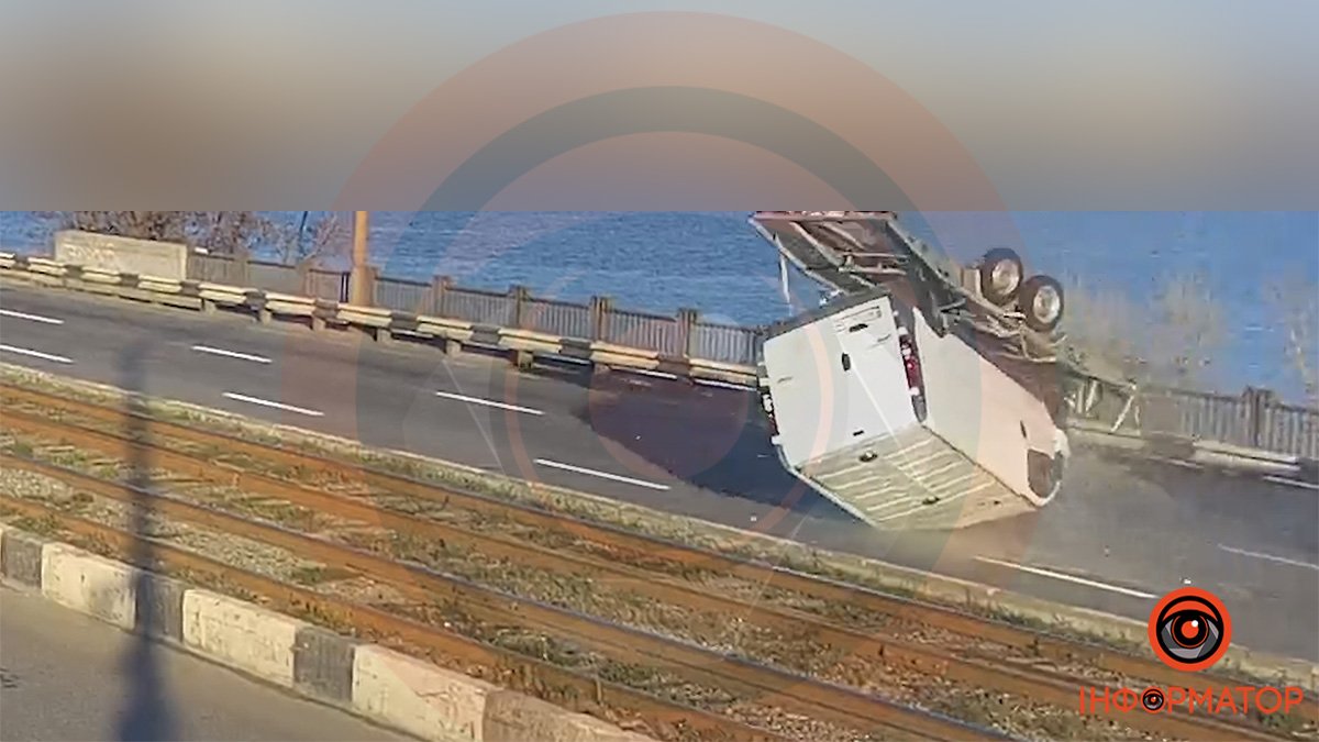 Відео моменту: у Дніпрі на Кайдацькому мосту перекинувся Renault разом з причепом