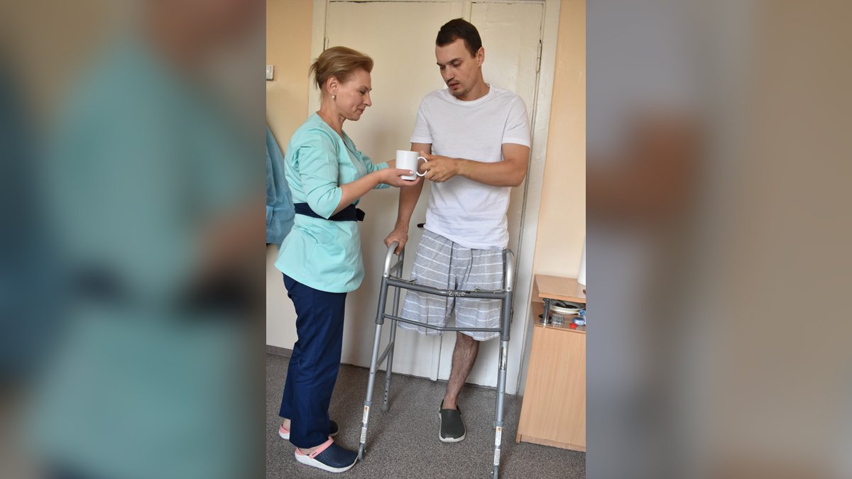 Нога бовталась на клапті шкіри: у лікарні у Дніпрі рятують життя добровольця