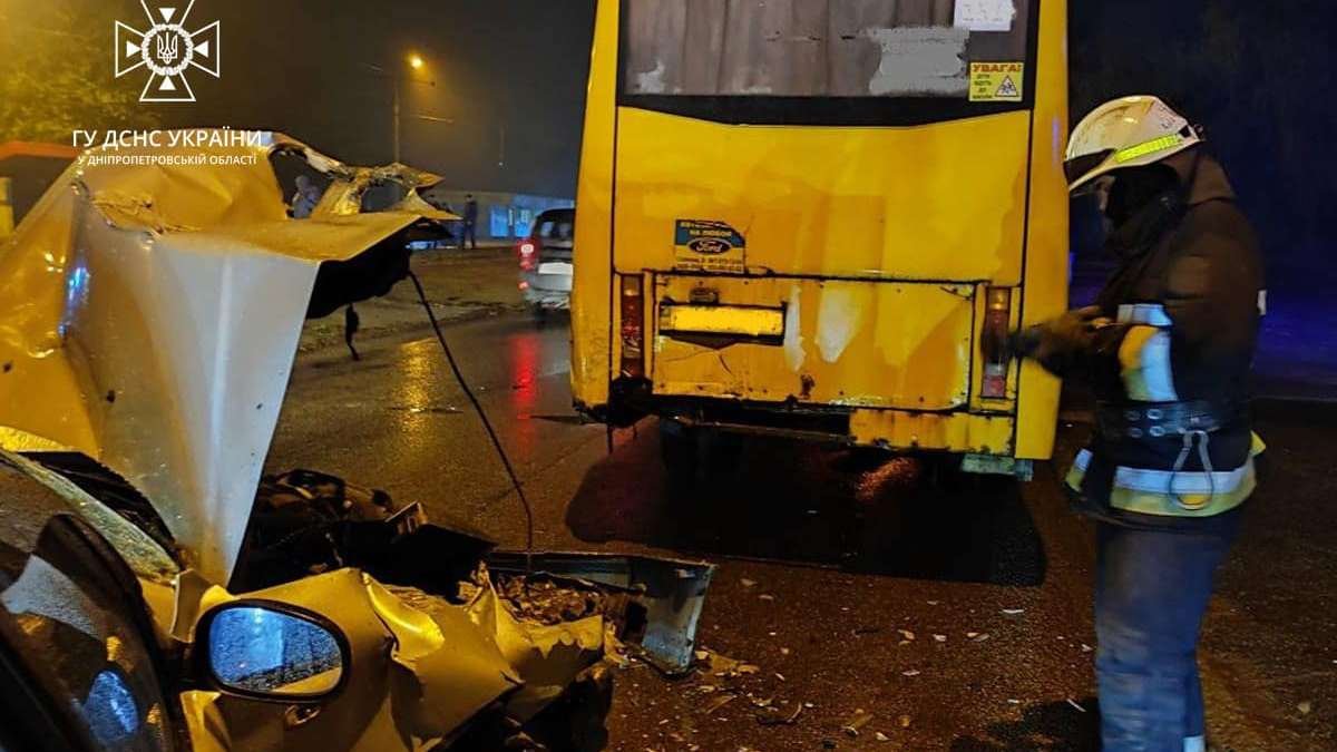 У Дніпрі зіштовхнулися автобус та Daewoo: двоє постраждалих, серед них — дитина