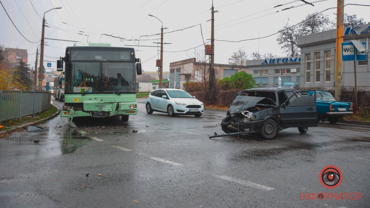 У Дніпрі зіштовхнулися автобус №38 та ВАЗ: є постраждалі
