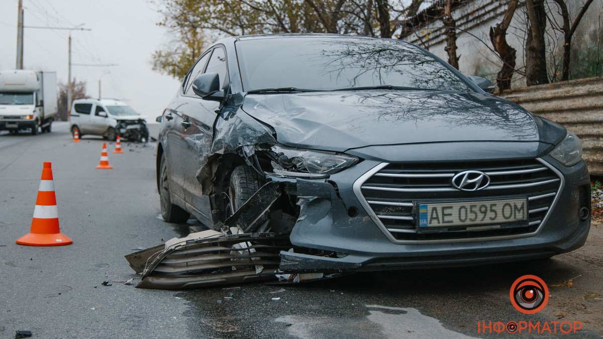 В Днепре на Каштановой столкнулись Hyundai и Renault: движение затруднено