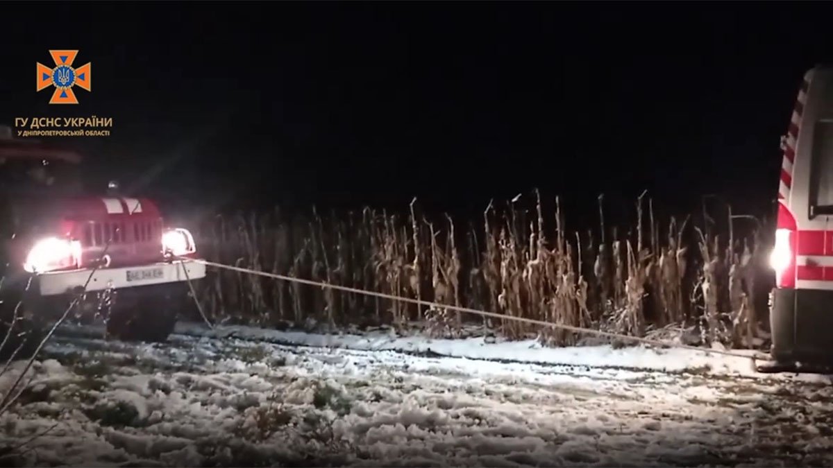 У Дніпропетровській області рятувальники дістали автомобіль швидкої, який застряг у багні