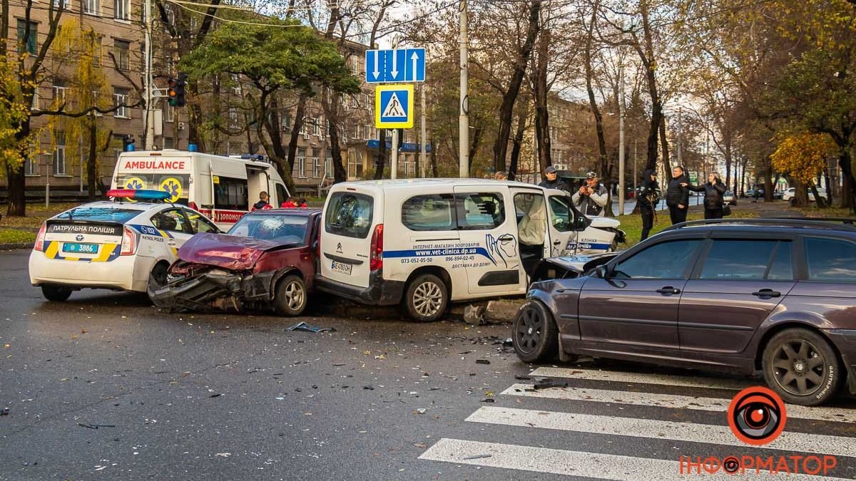 В Днепре на Антоновича столкнулись Citroen, BMW и Daewoo: пострадали два ребенка